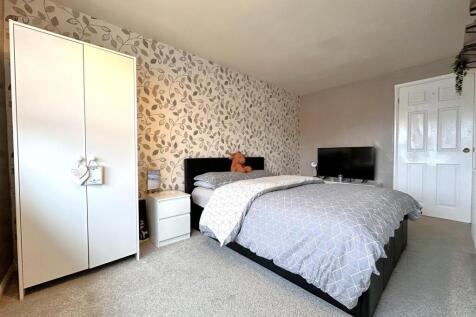 Large Second Bedroom 974