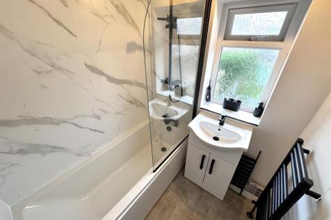 Stylish First Floor Bathroom 975