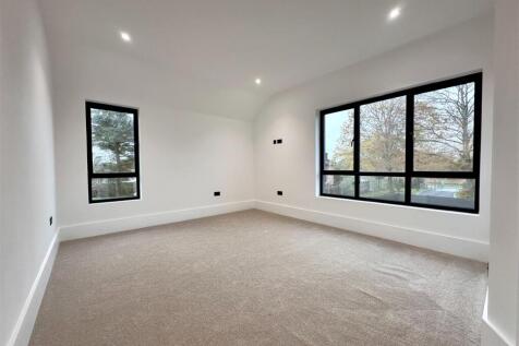 Dual-Aspect Master Bedroom 552