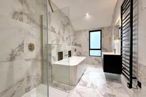 STUNNING Family Bathroom 535