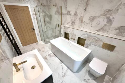 Four-Piece Family Bathroom 537