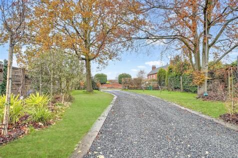 Gravelled Driveway & Unspoiled Frontage 655