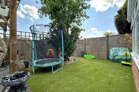 Low-Maintenance Enclosed Garden 514