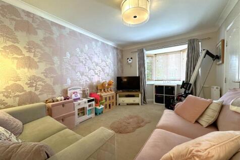 Bay-Fronted Lounge 412