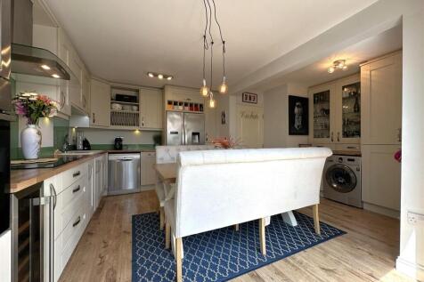Well-Appointed Modern Kitchen/Diner 446