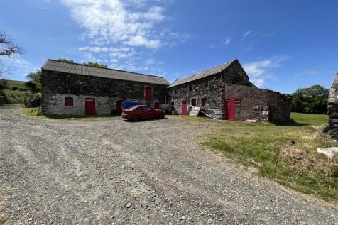 Yard and out buildings.JPG