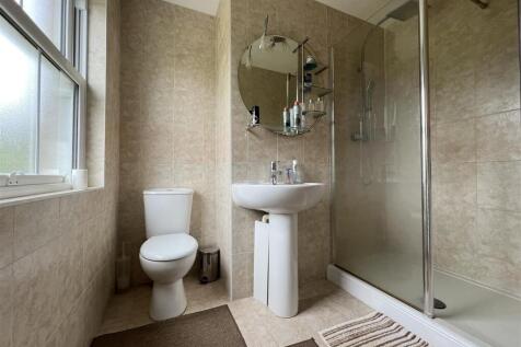 bed 1 en suite.JPG