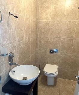Bed 1 En-suite 1a.jpg