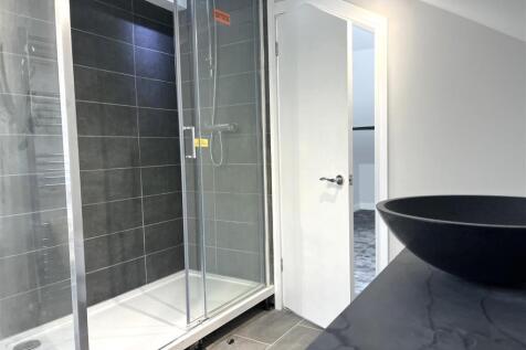 Bed 6 En-suite 1.jpg