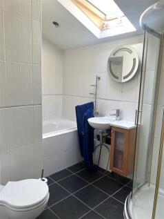 Family bathroom 1.jpg