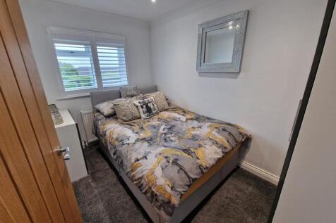 oak bedroom 1.jpg