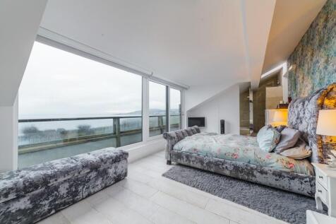2nd Floor - Main Bedroom