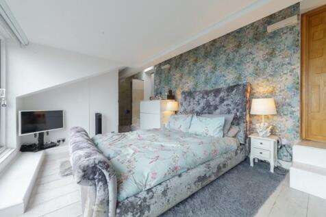 2nd Floor - Main Bedroom