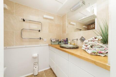 2nd Floor - Main Bedroom - En-Suite