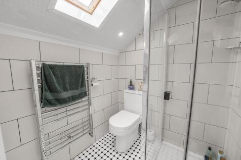 Bathroom (upstairs)
