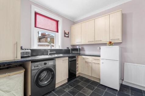 11_22 hutton park crescent, largs  (8).jpg
