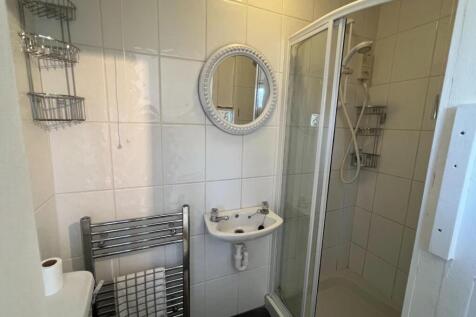 Master Bedroom (with en suite)