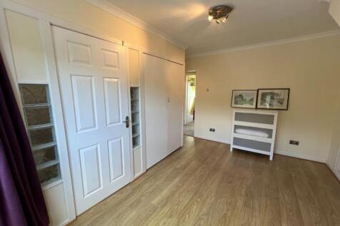 Master Bedroom (with en suite)
