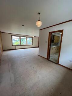 Lounge/Dining Room (L-shaped)