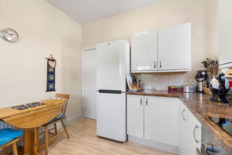 7_20 hutton park crescent, largs (7).jpg