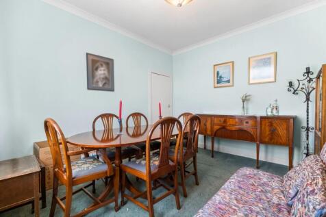 12_20 hutton park crescent, largs (12).jpg