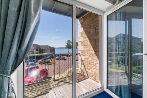 10_19 rosebank gardens, largs  (10).jpg