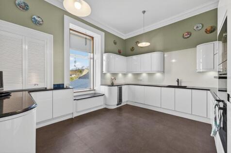 8 buchanan street, largs_29.jpg