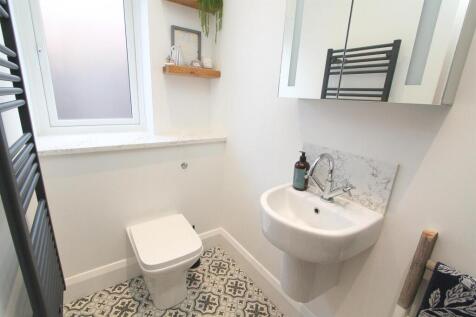 downstairs shower room b.jpg