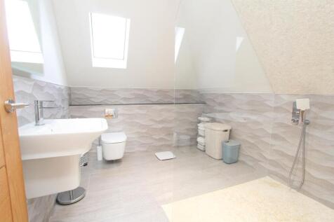 BED 1 ENSUITE.jpg