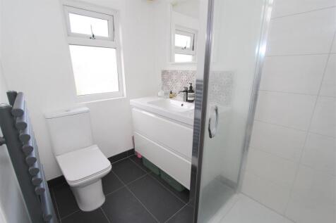 bed 1 en-suite.JPG