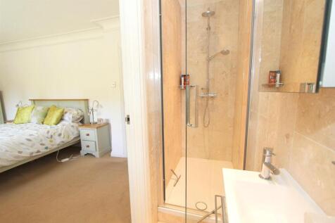 bed 1 ensuite b.jpg