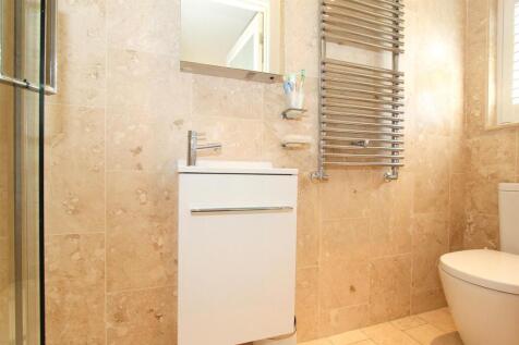 bed 1 ensuite.jpg