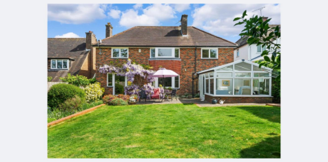 Garden with straight parasol.png