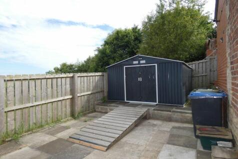 Paved garden to the side