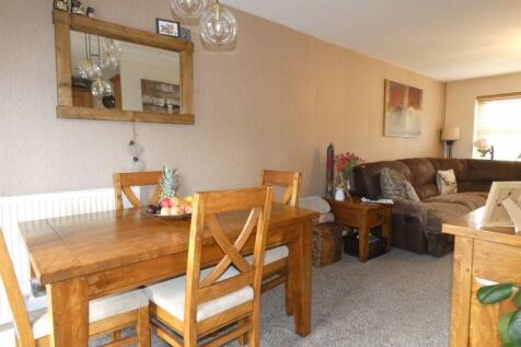 Lounge/Dining Area