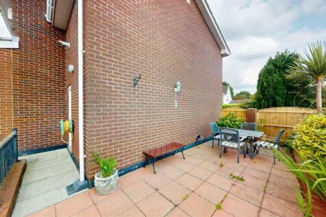 Ashfield Crescent Side Garden