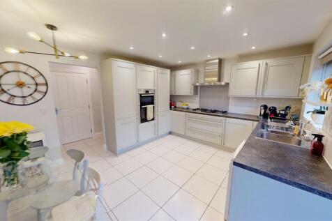 Linear Bank Close Kitchen