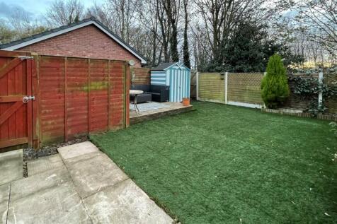 Linear Bank Close Rear Garden
