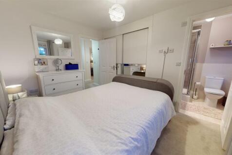 Linear Bank Close Bedroom