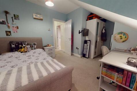 Linear Bank Close Bedroom