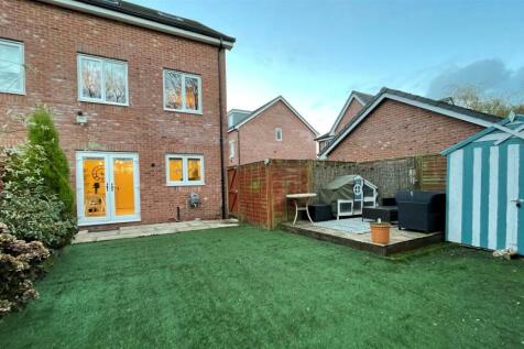 Linear Bank Close Rear Garden