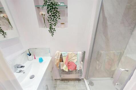 Stretton Avenue En-suite