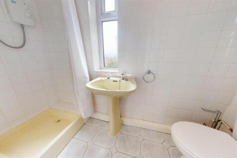 Stuart Crescent En-suite