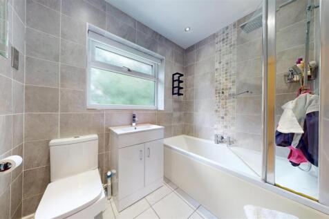 Lakeside Court Bathroom