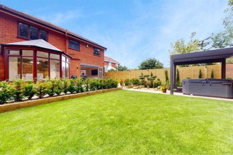 Lakeside Court Rear Garden