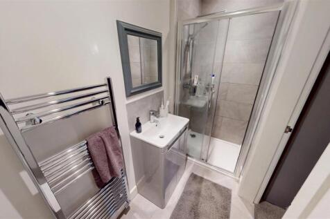 Cross Pit Lane En-Suite