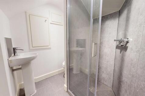 Cross Pit Lane En-Suite