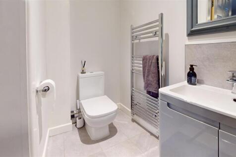 Cross Pit Lane En-Suite