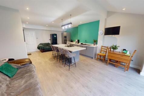 Cross Pit Lane Kitchen