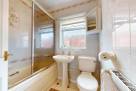 Hyacinth Close Bathroom
